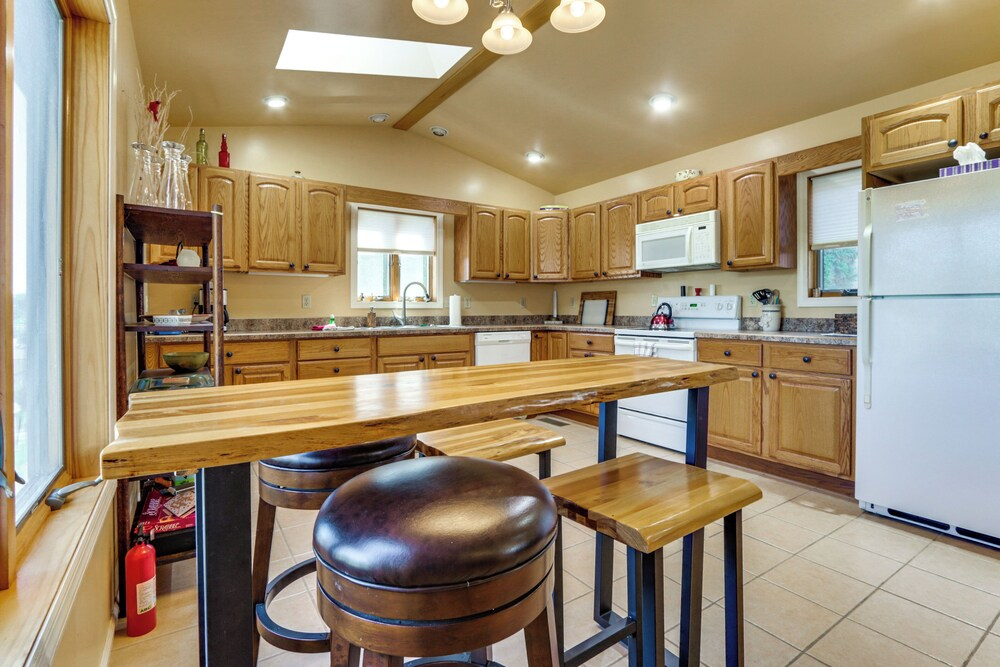 Deep Creek Lake Townhome w/ Deck & Water Views
