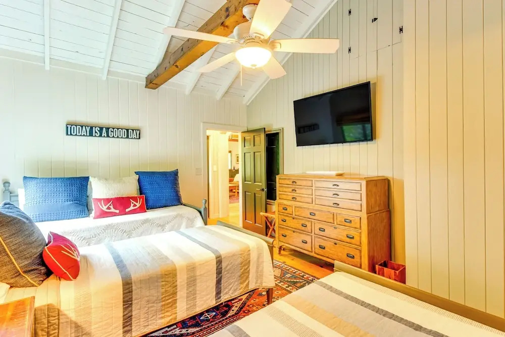 Tranquil Highlands Cottage w/ Fire Pit & Stream!