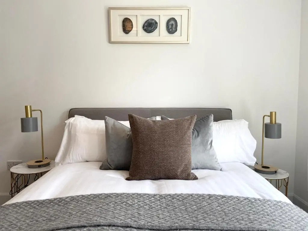 High Street, Stylish City Centre Apartment, 3 Bed