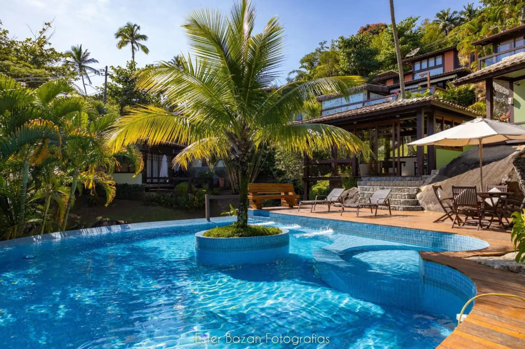 Casa em condomínio na Ilhabela a poucos metros da praia do Siriúba da Vila