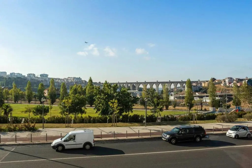 GuestReady - Spacious and Modern Campolide Family Apt Fits 6
