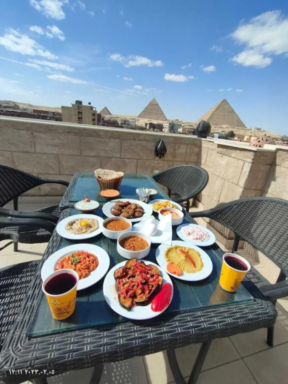 Hassan Pyramids Hotel & free access Rooftop & airport pickup