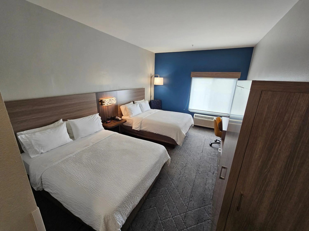 Holiday Inn Express Hotel & Suites Cincinnati-Blue Ash by IHG