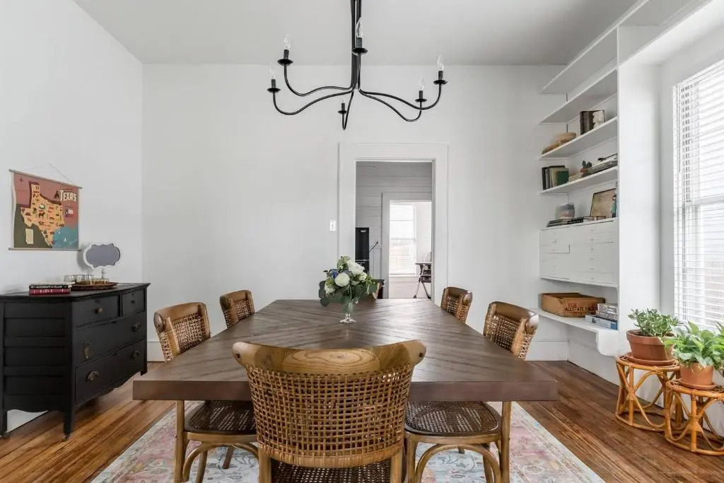 Restored 1930s Uptown Bungalow 2 min to Magnolia Silos