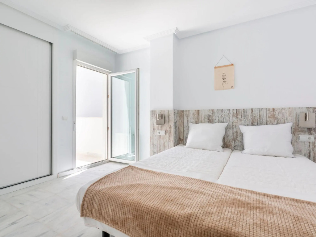 Apartment with spacious roof terrace and sea view