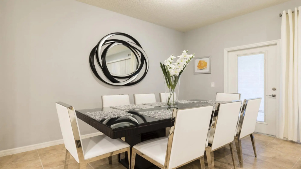 Cozy 4BR Town Home With Pool Close to Disney