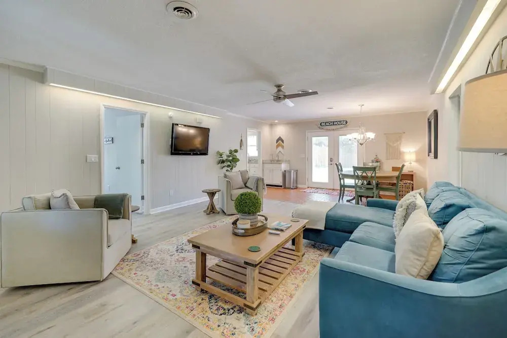 7 Blocks to the Beach: Family Oak Island Retreat