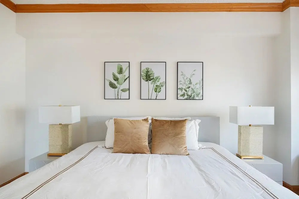 Contemporary 2 Bed 2 Bath Apt Bright and Sunny