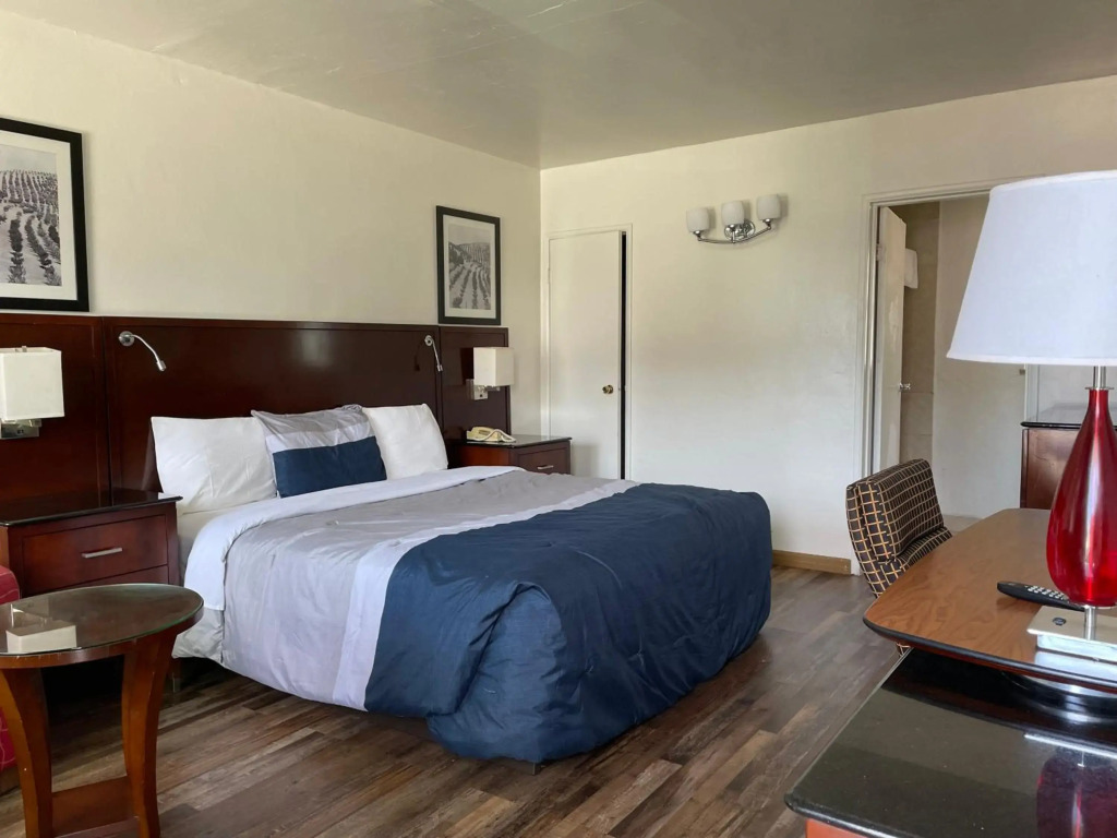 Travelers Beach Inn