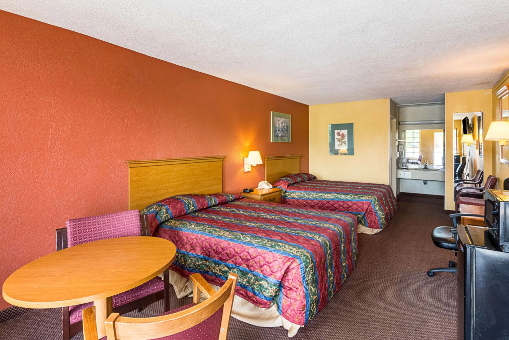 Rodeway Inn & Suites