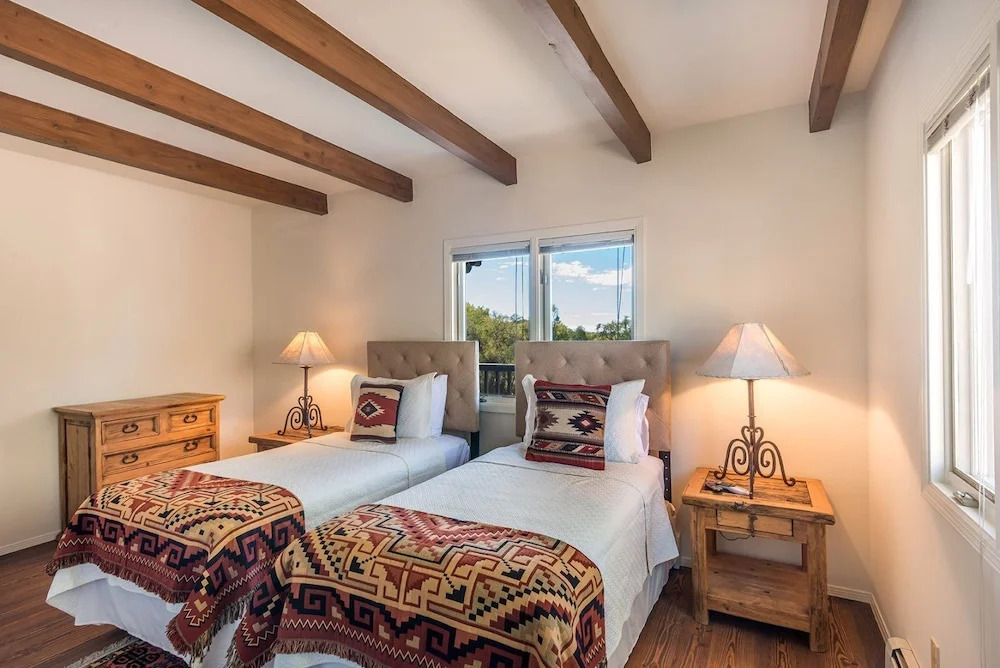 Encantada - Spacious and Luxurious Home, Walk to The Plaza