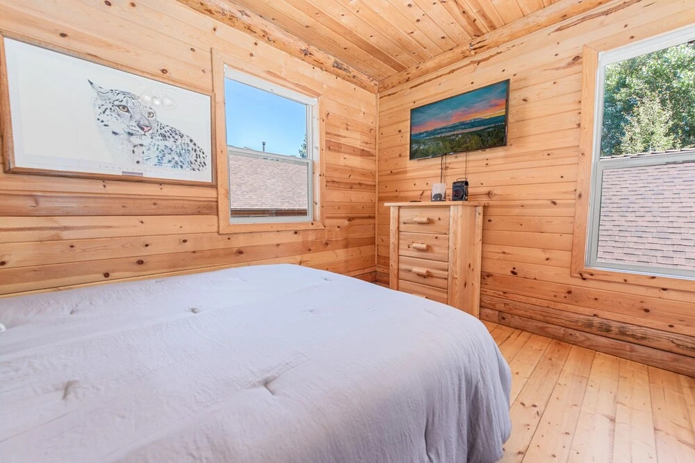 Goldilocks Cabin - Real Log Style Cabin, Premium Location, Close To Bear Mountain With Hot Tub! 2 Bedroom Cabin