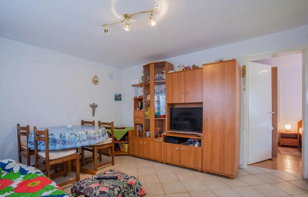 Nice Apartment in Cres With 2 Bedrooms and Wifi