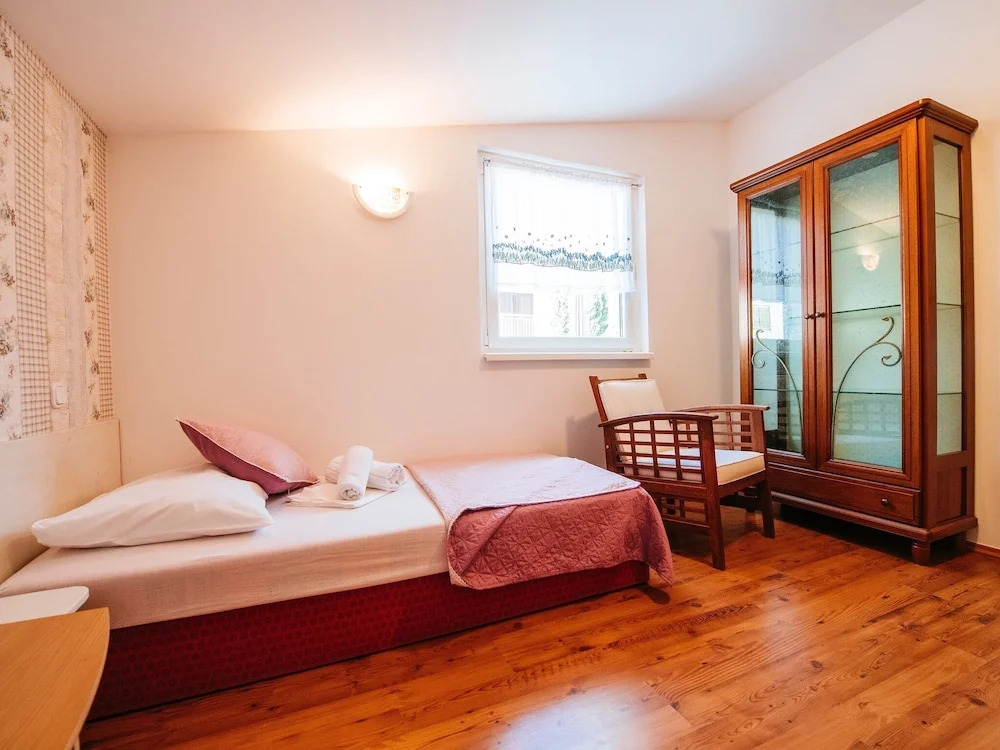 Beautiful Holiday Home With Private Pool, Nice Garden With Relax Area, Taverne