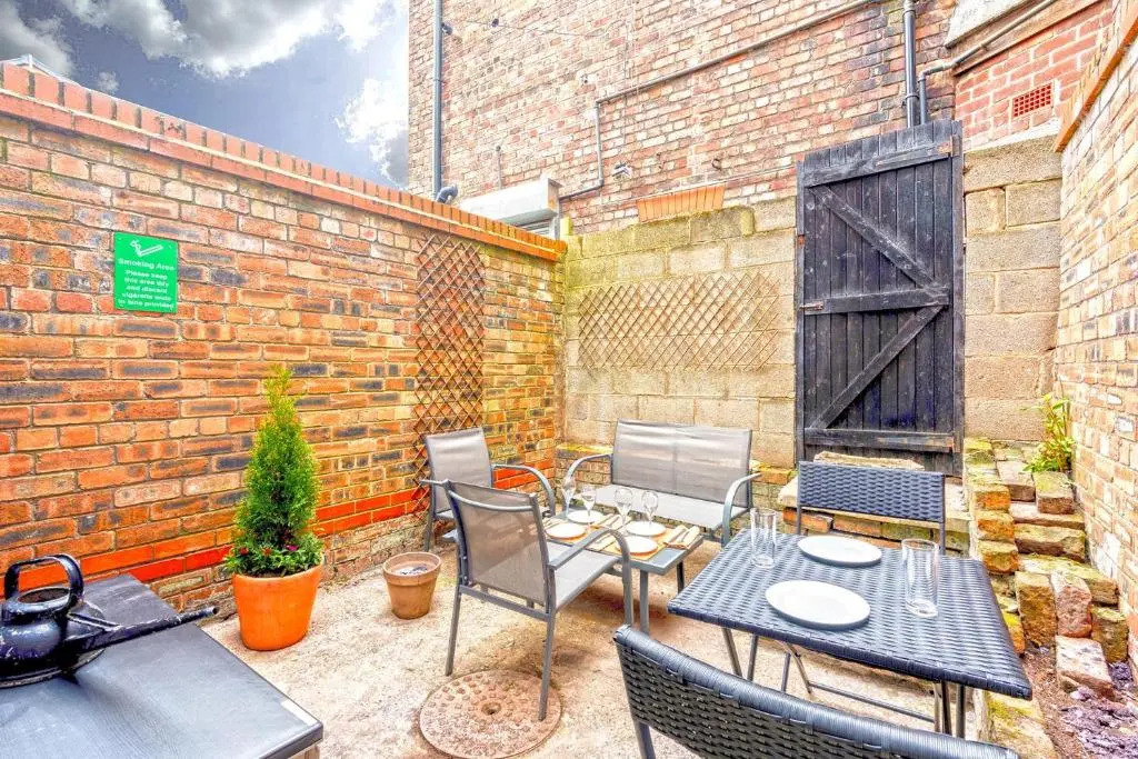 Spacious 5 Bed House, perfect for groups, great location