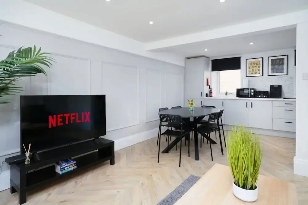 Modern 5 Bed-2 Bath Apartment