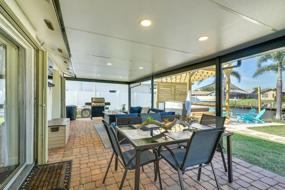 Hot Tub, Pool & Putting Green: Cape Coral Oasis!