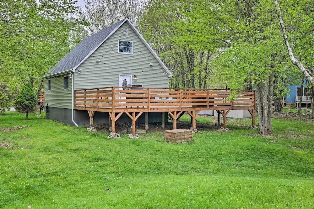 Near Lakes & Resorts: Pet-friendly Long Pond Abode