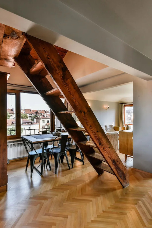 FM Luxury 3-BDR Apartment - 3 Levelled Home