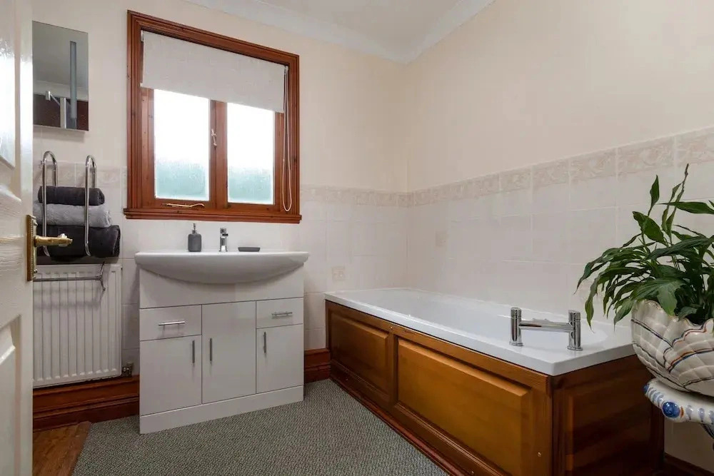 Cottage With hot tub in Garden, No Deposit