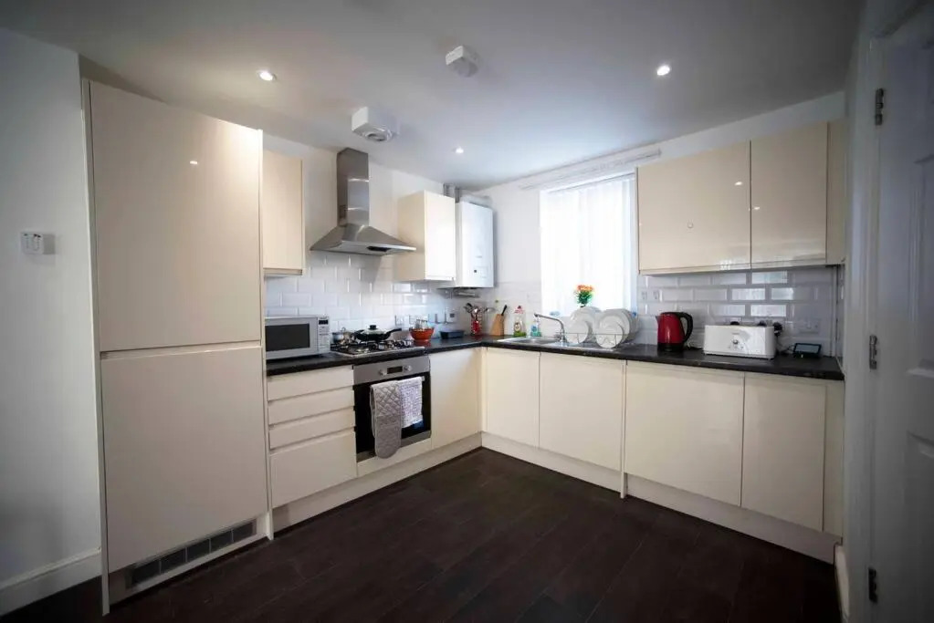 A Cosy 3-bed Family House in Liverpool sleeps 6 with parking spaces