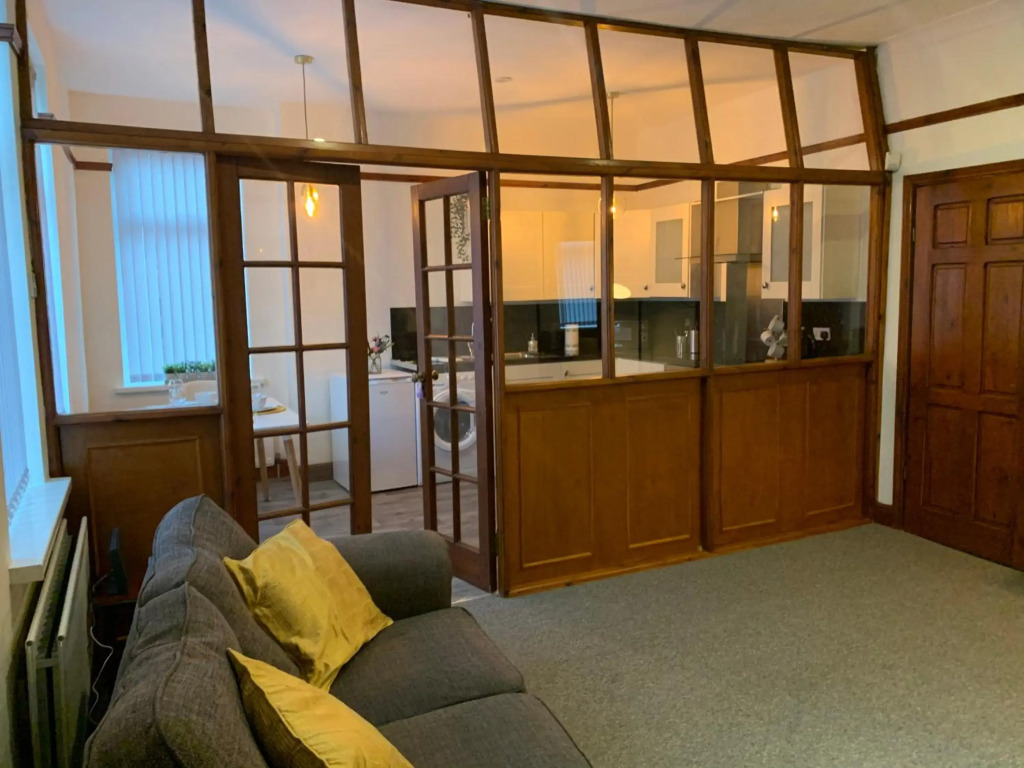 Rodsley - 2 bed Gateshead flat in central location free parking close to Saltwell Park free WIFI and Netflix