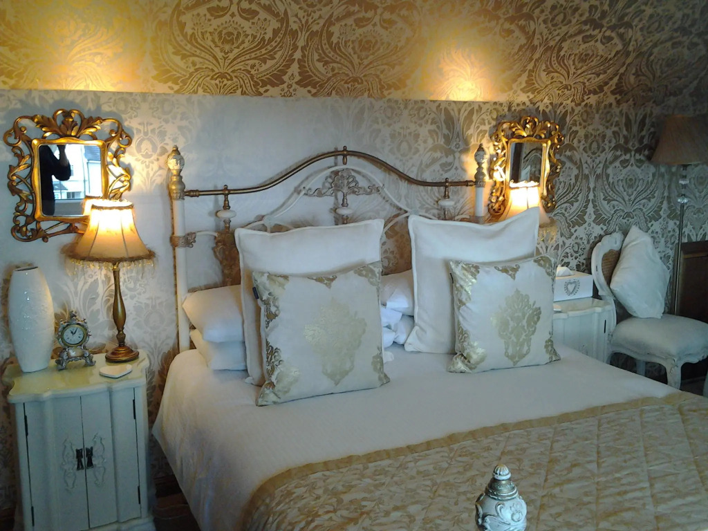 The Old Tramhouse Self Catering Traditional Charming Apartments Located In The Heart Of Historic Stirling For Short-Long Stays In Stirling For Tourism & Events & Contractor Base Stays For Central Belt Area & Open To Book All Year Round