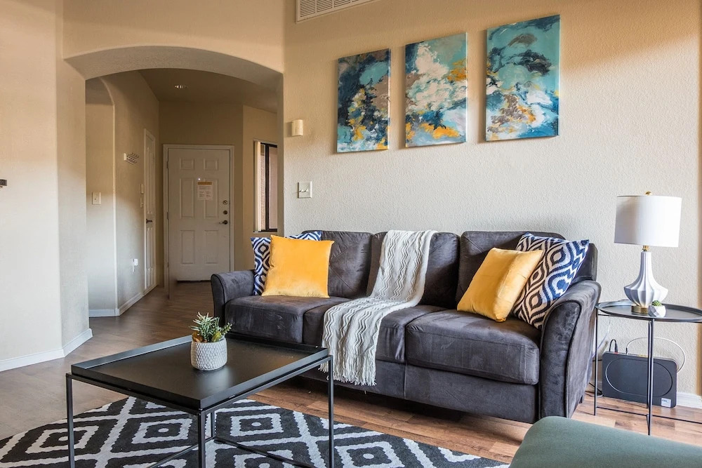 1 BR Apt with Parking by Frontdesk