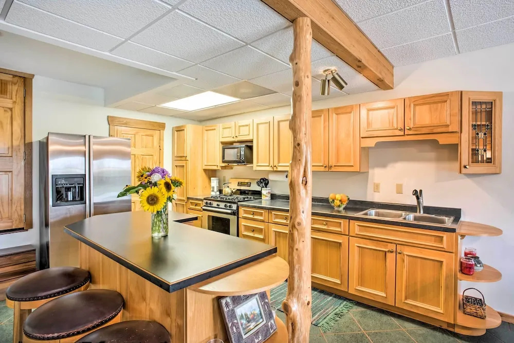 Rustic Keosauqua Gem: Fire Pit & Lake Sugema Views