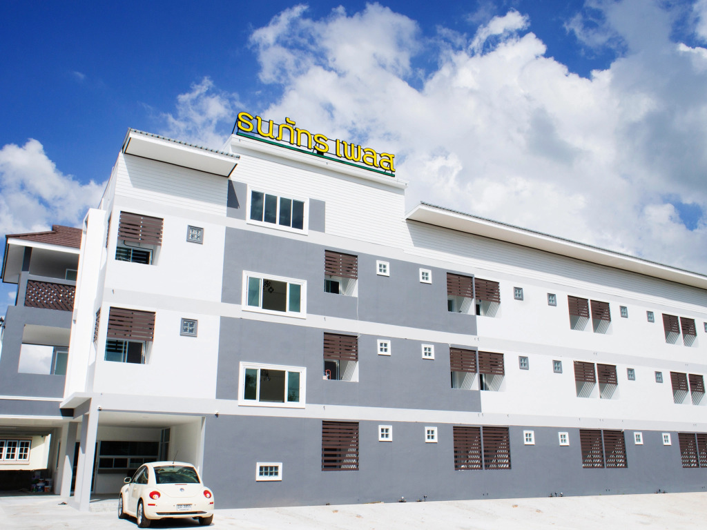 Thanaphat place