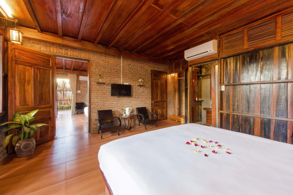 Wooden Lodge Homestay
