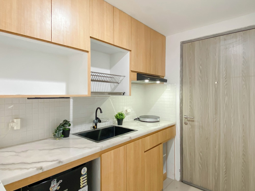 Contemporary And Restful 2Br At Apartment Anwa Residence