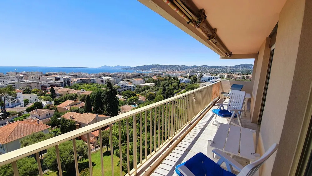 Beautiful 3-bedrooms Apartment, Sea View
