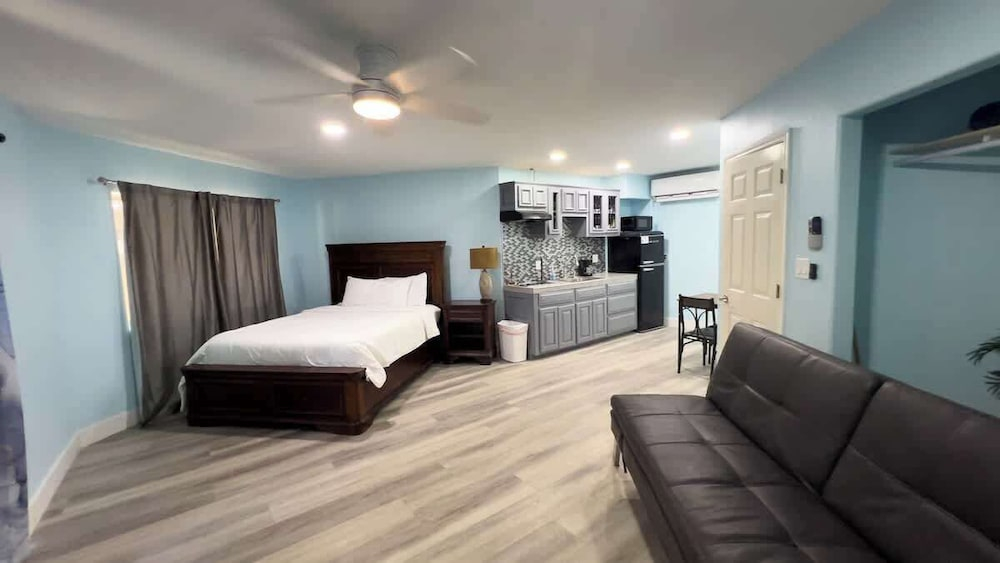 Channelfront - Remodeled - Pool - Boatslips