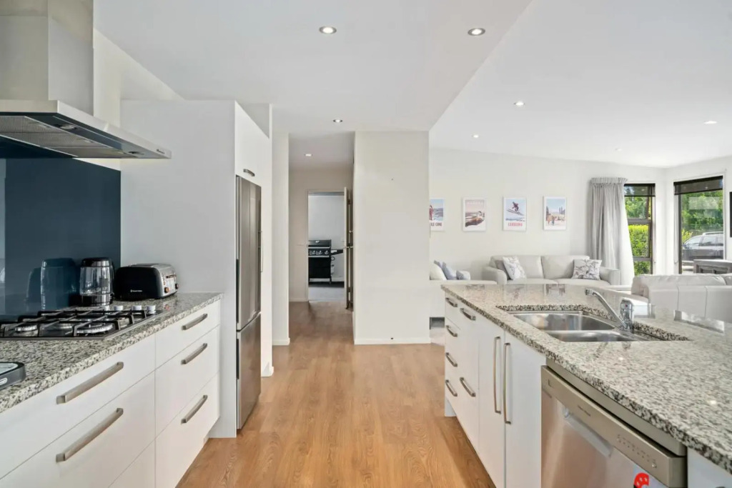 Urban Oasis - Wanaka Holiday Home