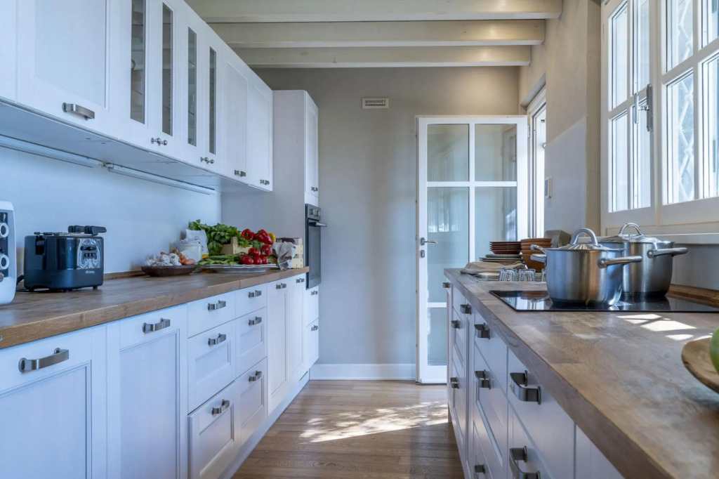 Bianca la Luna boasts a spectacular panoramic view of Lake Trasimeno, elegant interiors with light c-Bianca la Luna