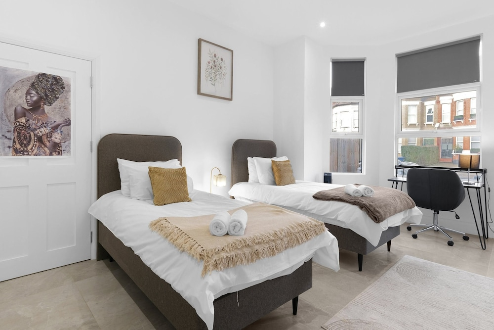 Modern 4 Bedroom Apartment in London with Parking + Garden