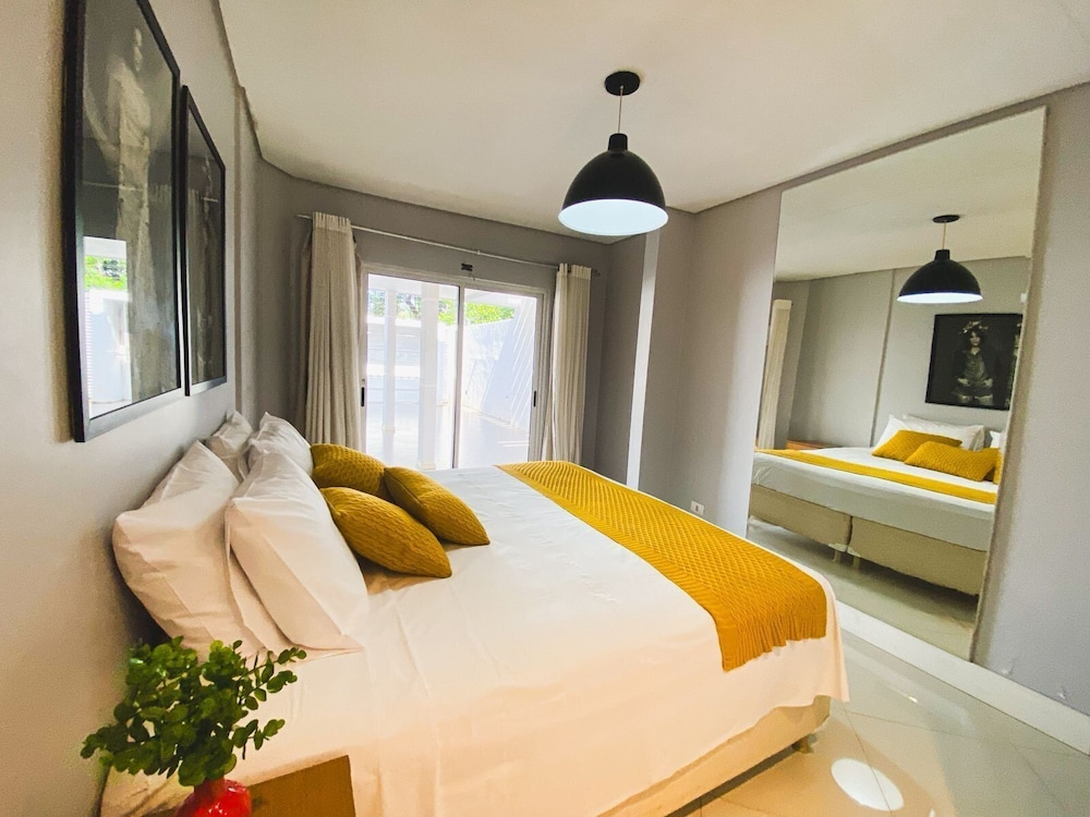 Casa com piscina 5 suites 1 quarto e AC