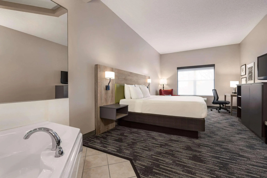Country Inn & Suites by Radisson, St Cloud East, MN