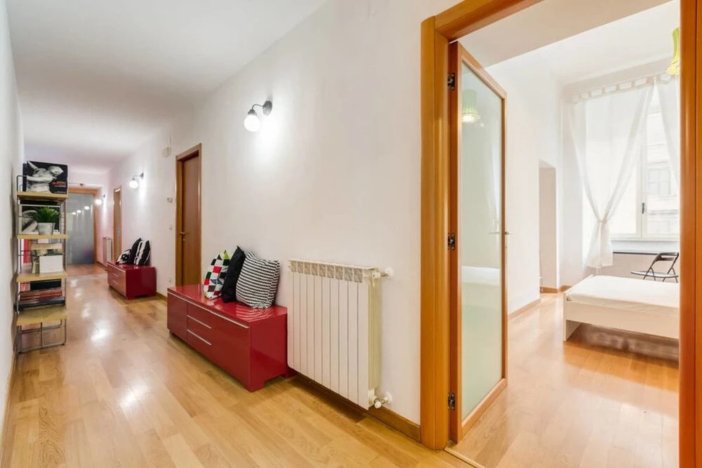 Extra Large Colorful Flat in Central Location!