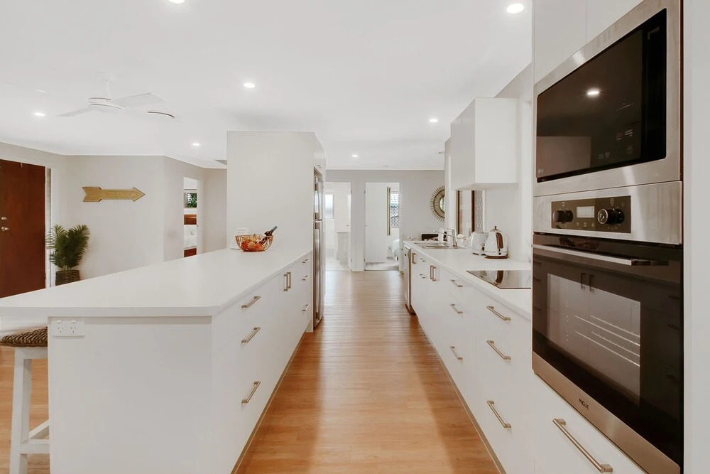 Endless Summer Beach Retreat-pet friendly, walk to shops