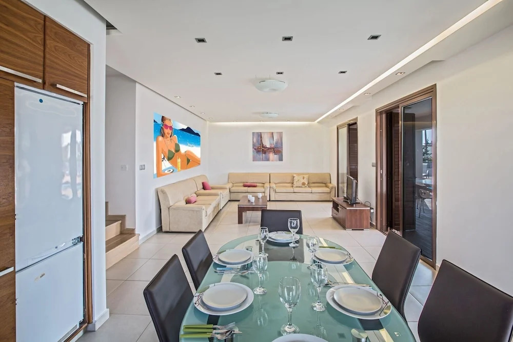 Celebrity Villa Scotty T I3