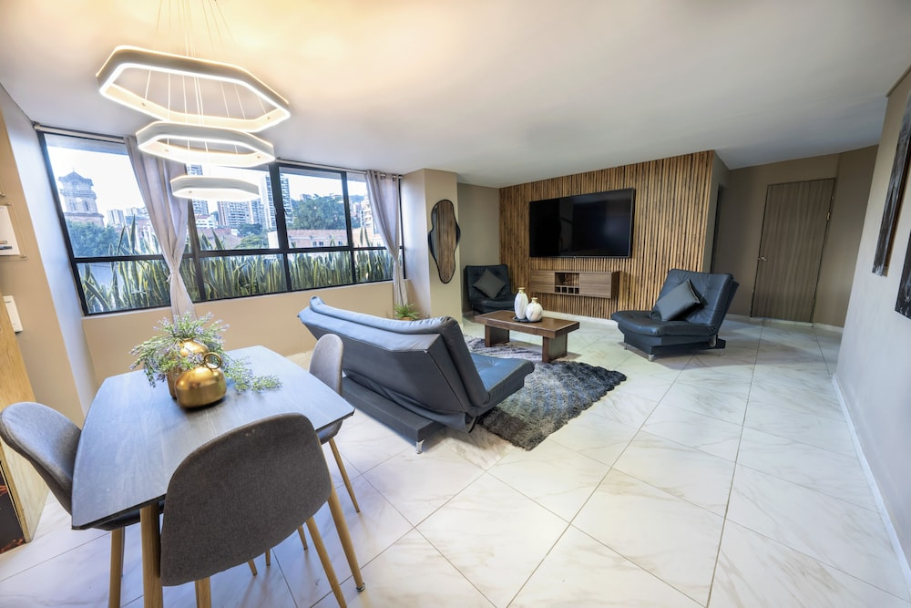3BR  w Arcade 1 Block from Lleras Park