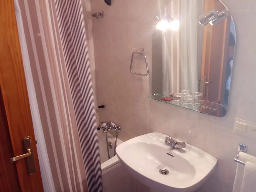 Hostal Las Cavenes Del Cabaco