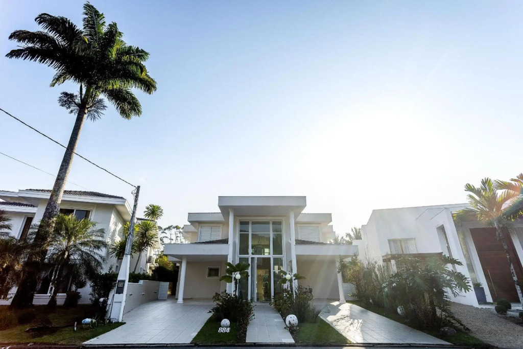 Casa alto padrão com piscina no condomínio Costa Verde da Tabatinga, próxima da praia