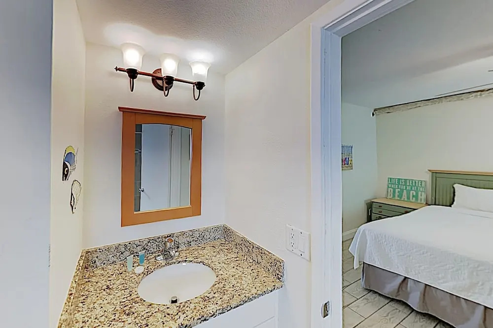 New Listing! Peaceful On Siesta Key Beach 1 Bedroom Apts