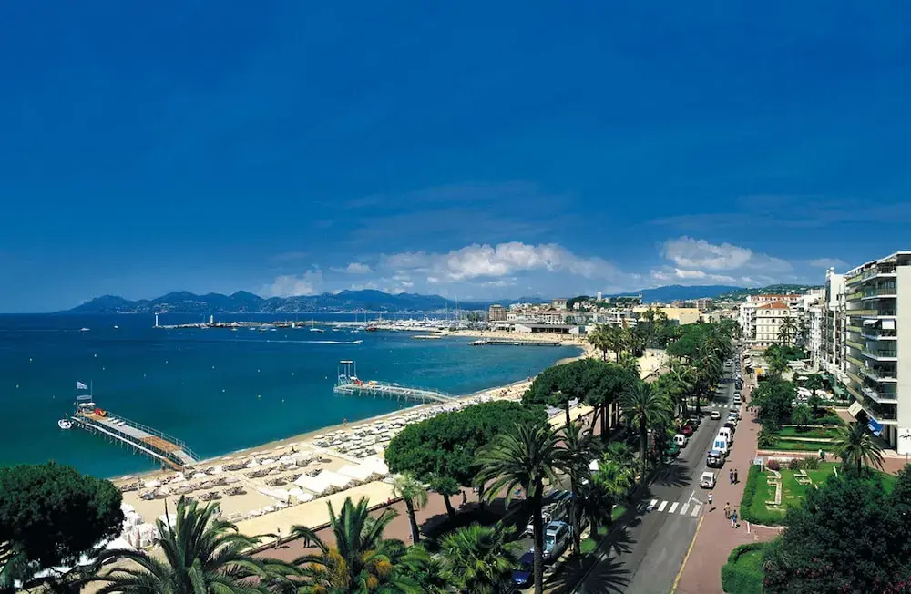 ALC - JJ17S2 - 9 min PALAIS AND BEACHES