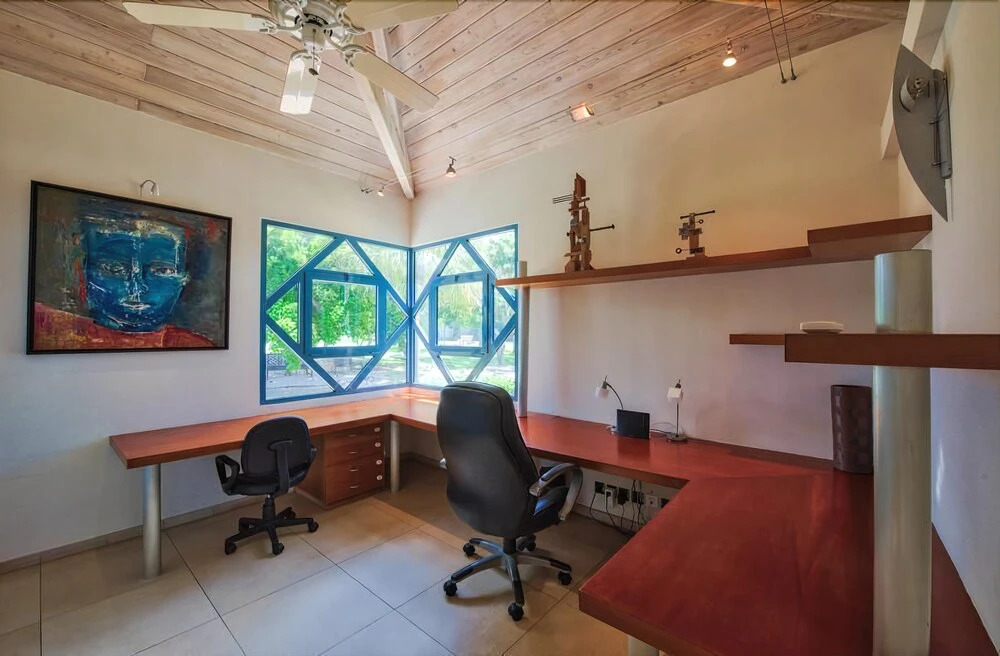 Exclusive Location, Heated Pool, Walk to the Beach, AC, Free Wifi, Concierge Services