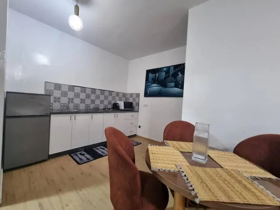 Spacious 2 BR near mausolée med V, 1min walk tram.