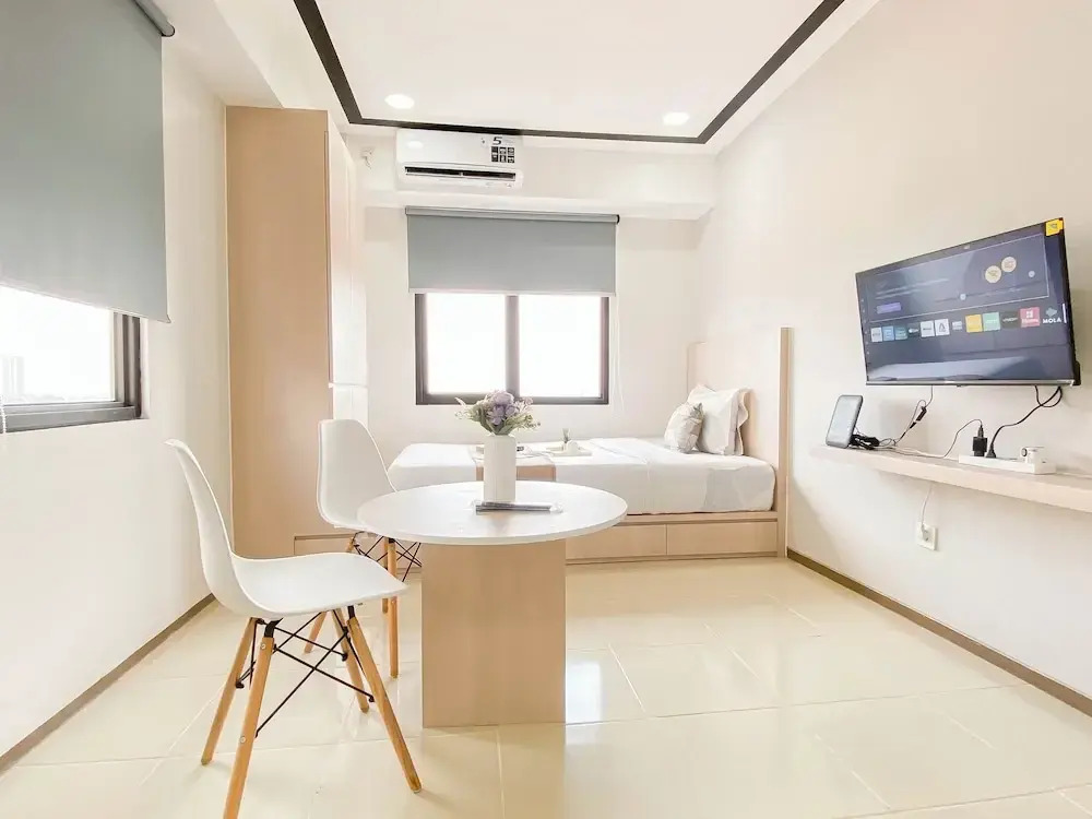 White Accent Studio At Apartment Meikarta Near Paramadina University
